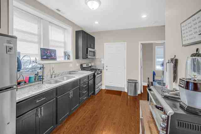 7828 S Winchester Ave Apt 2 - Photo 6 of 14