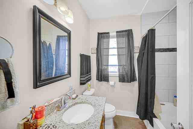 7828 S Winchester Ave Apt 2 - Photo 7 of 14