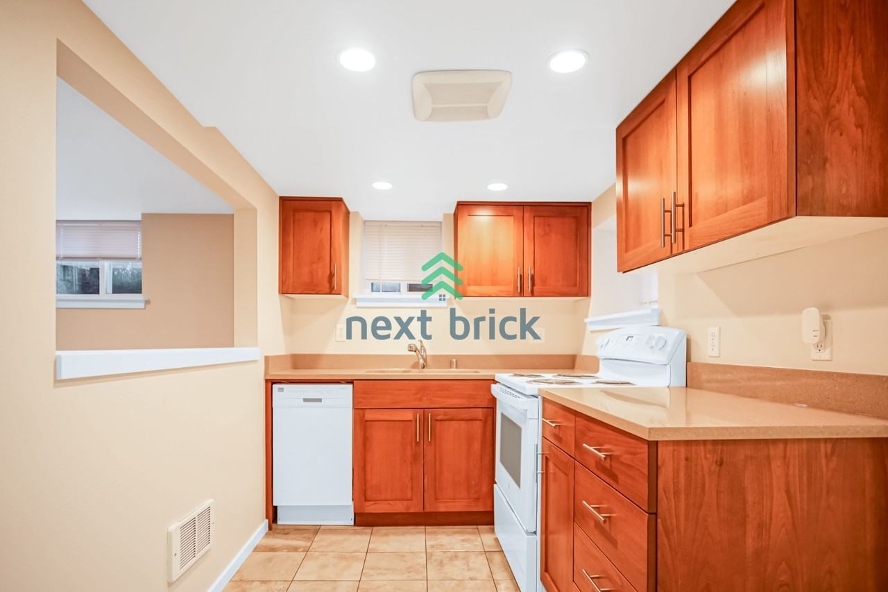 909 N 105th St - Photo 2 of 14