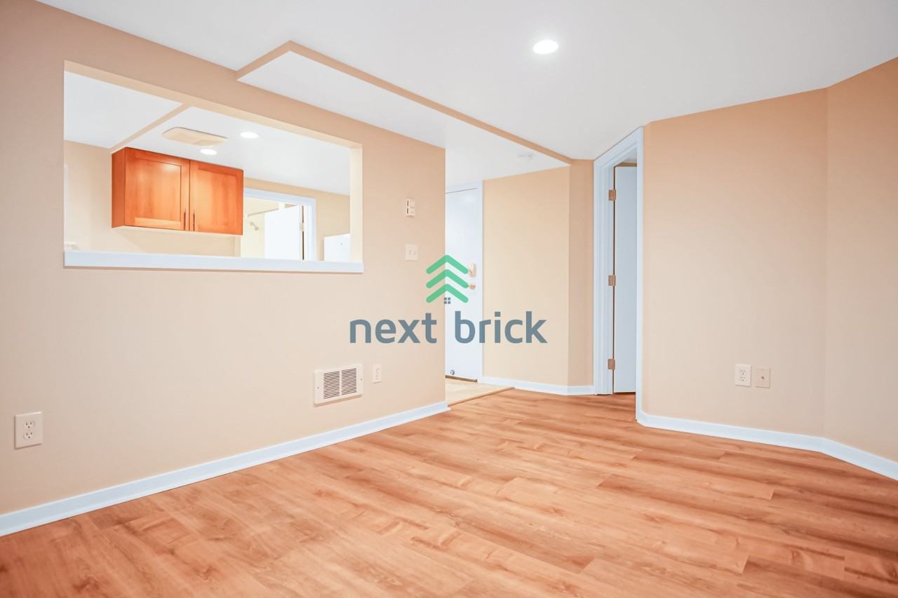 909 N 105th St - Photo 3 of 14