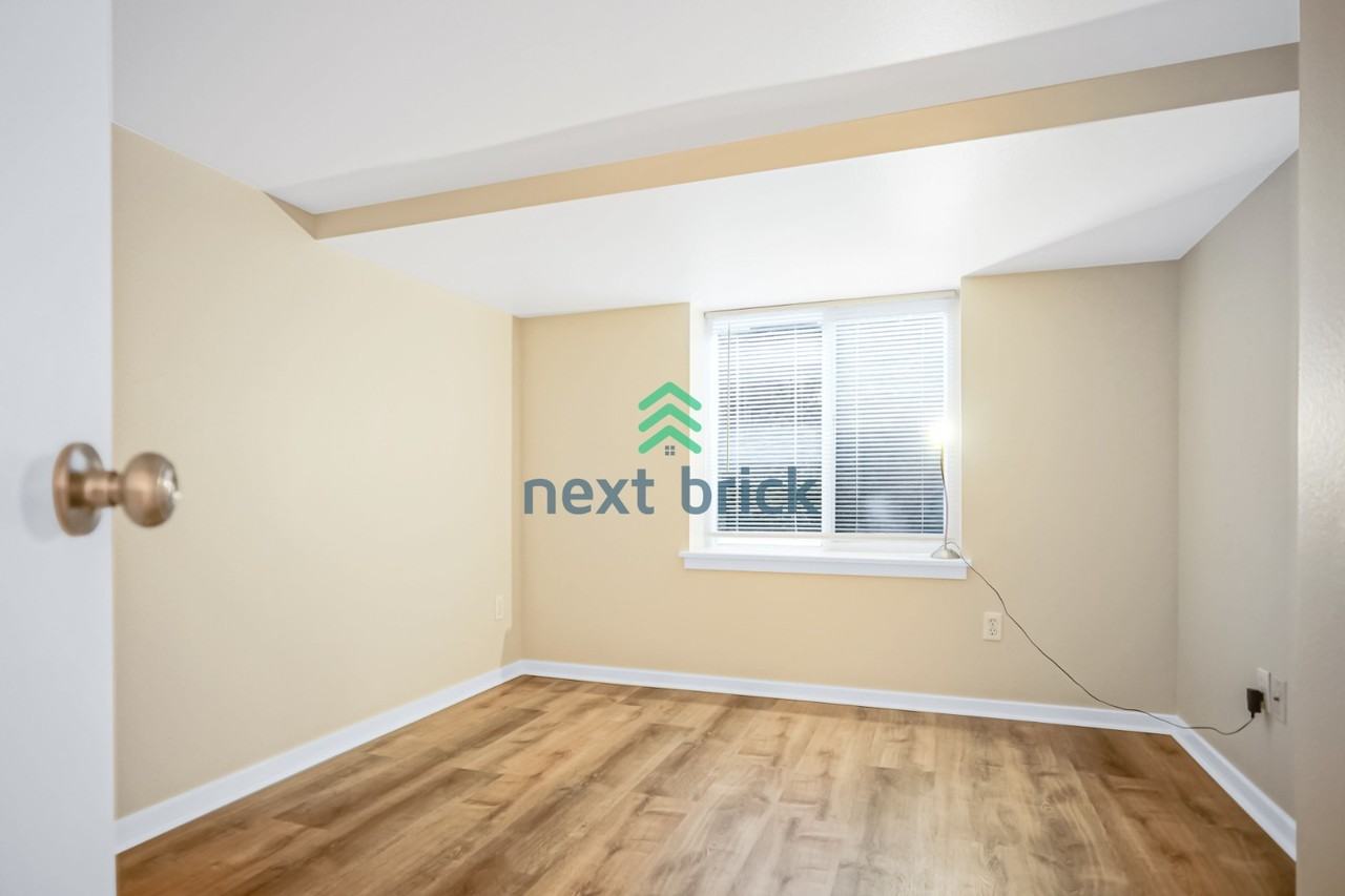 909 N 105th St - Photo 4 of 14