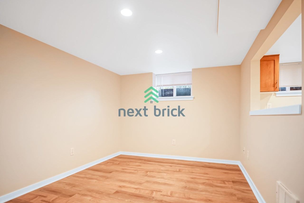 909 N 105th St - Photo 5 of 14