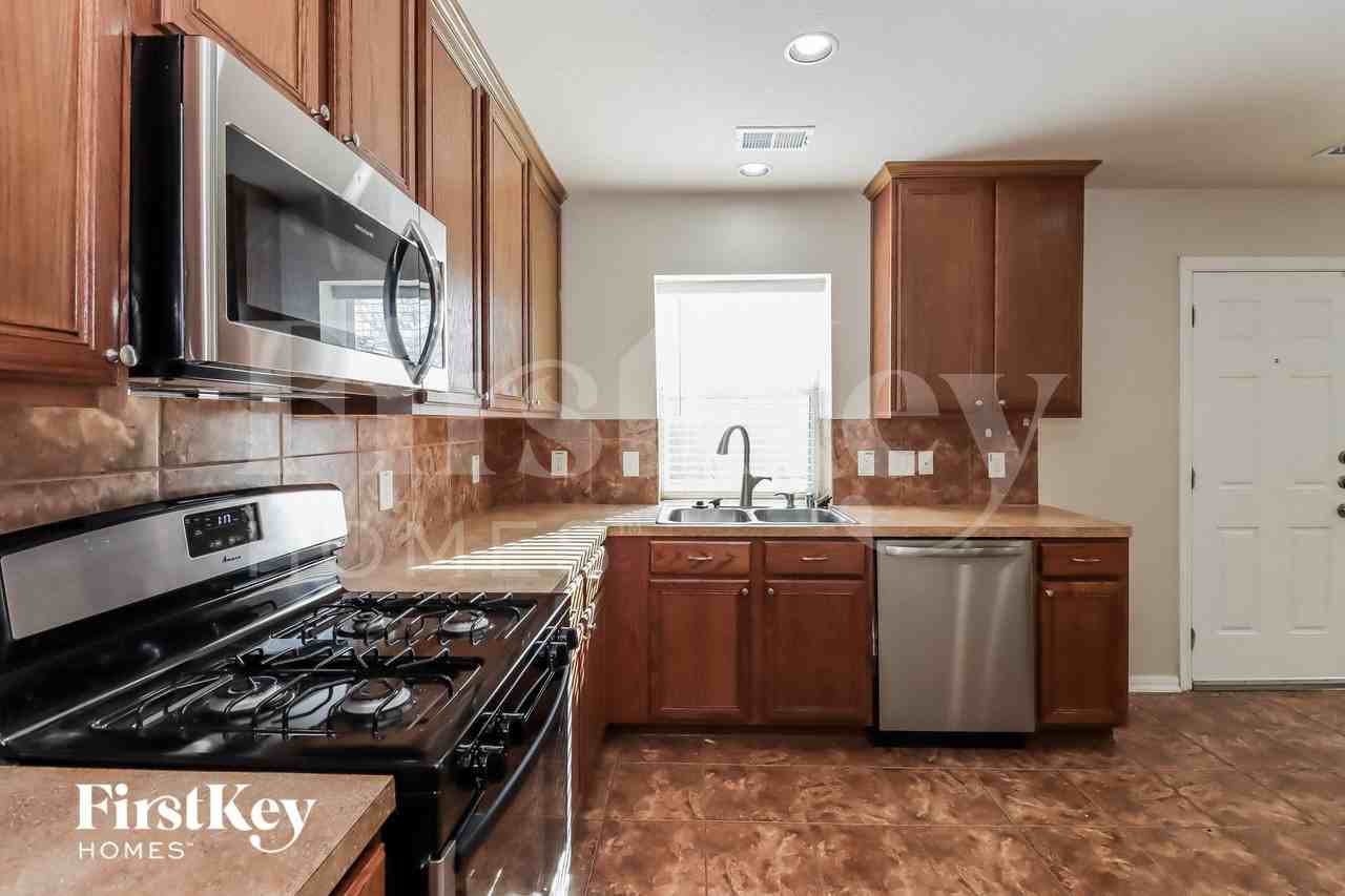 19211 Sunny Leaf Ln - Photo 7 of 15