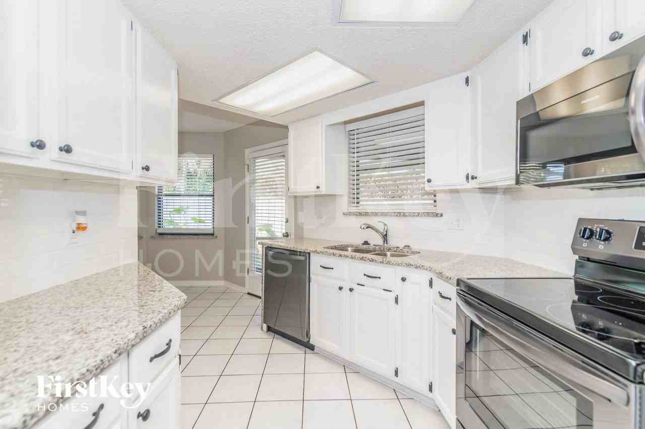 8445 Hamden Rd - Photo 6 of 15