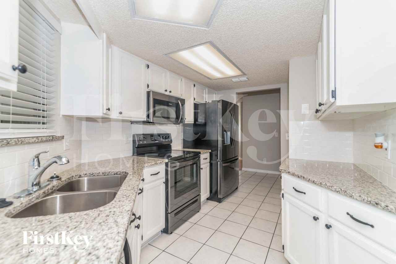 8445 Hamden Rd - Photo 7 of 15