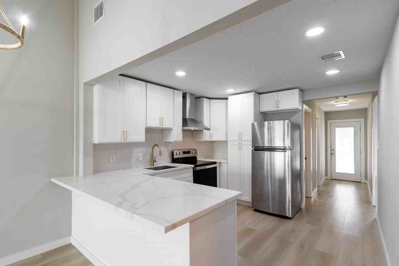 2830 Bay Oaks Harbor Dr - Photo 5 of 17