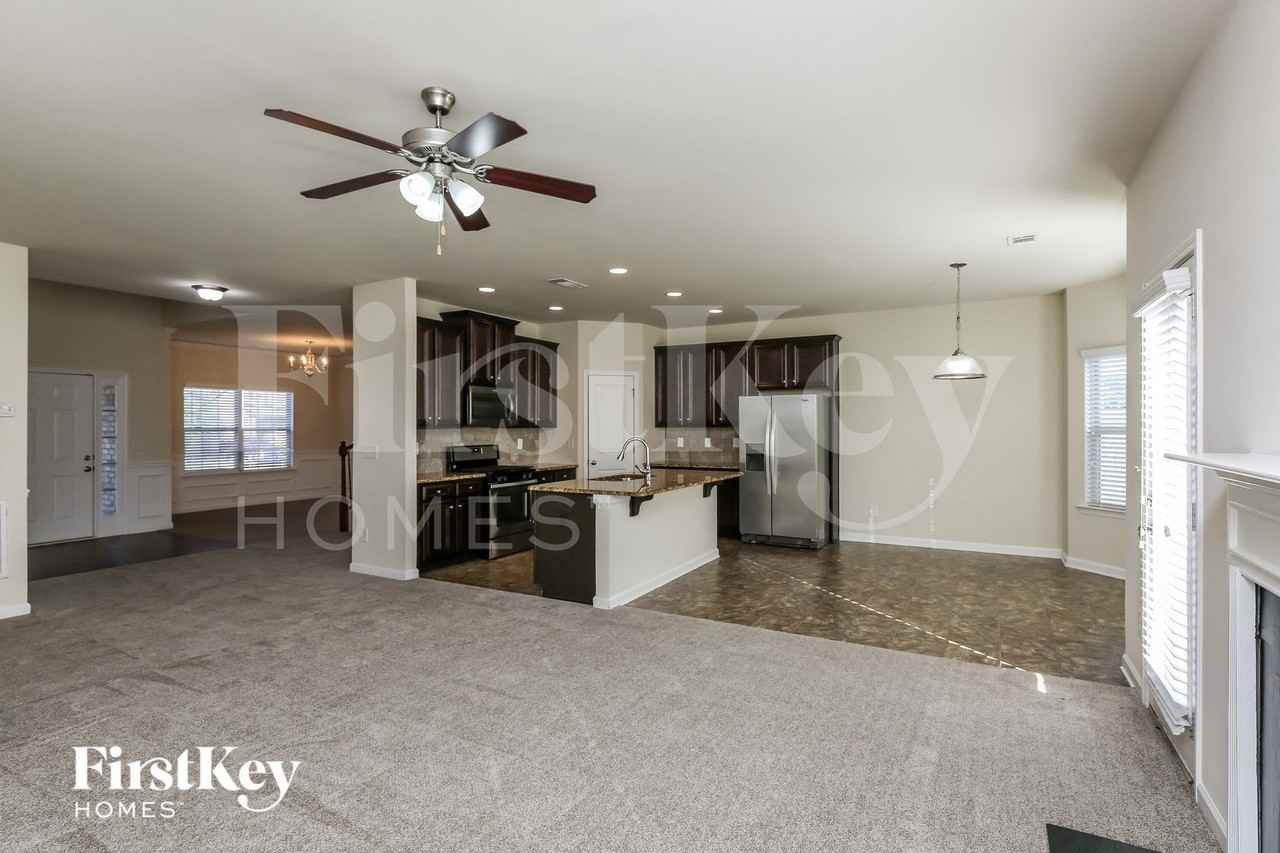 403 Live Oak Pass - Photo 3 of 15