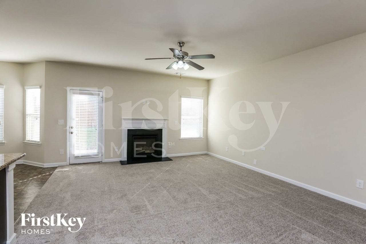 403 Live Oak Pass - Photo 5 of 15