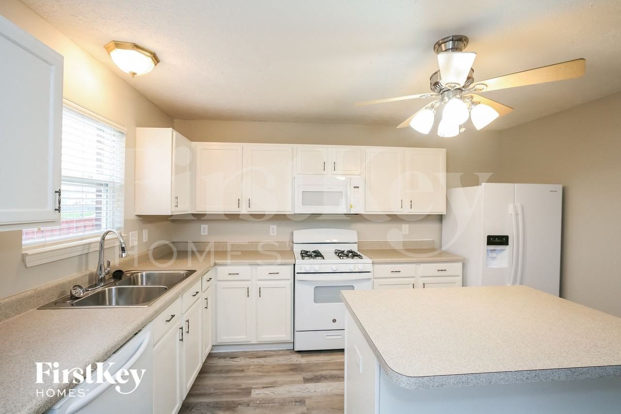 8775 N Springview Dr - Photo 5 of 15