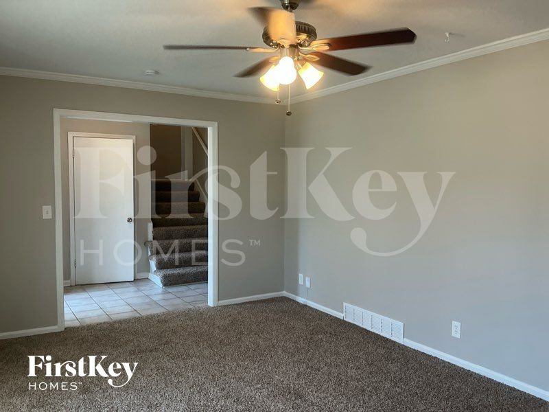 9916 Parkhill St - Photo 3 of 13