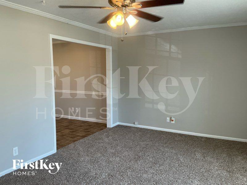 9916 Parkhill St - Photo 5 of 13