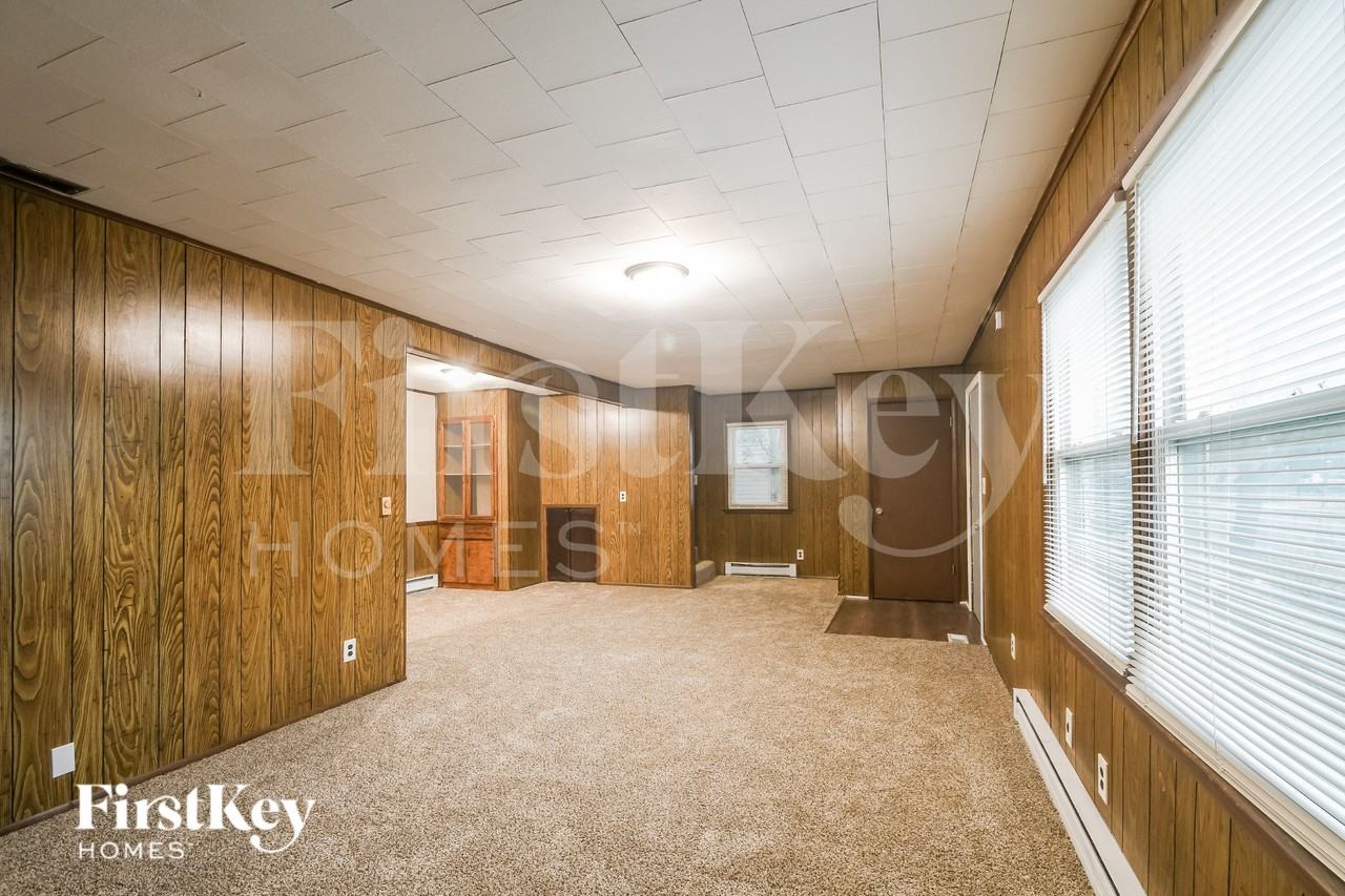 7702 E 46th St - Photo 4 of 15