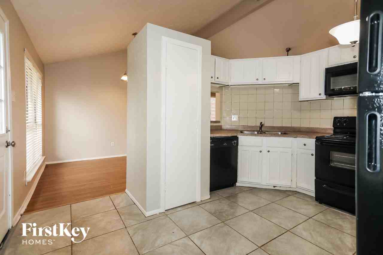 4631 Whispering Rock Ln - Photo 7 of 15