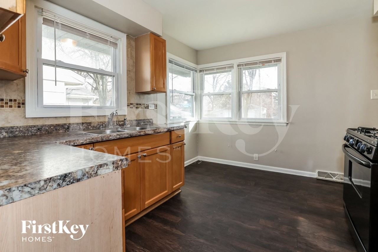 461 Clyde Ave - Photo 5 of 15