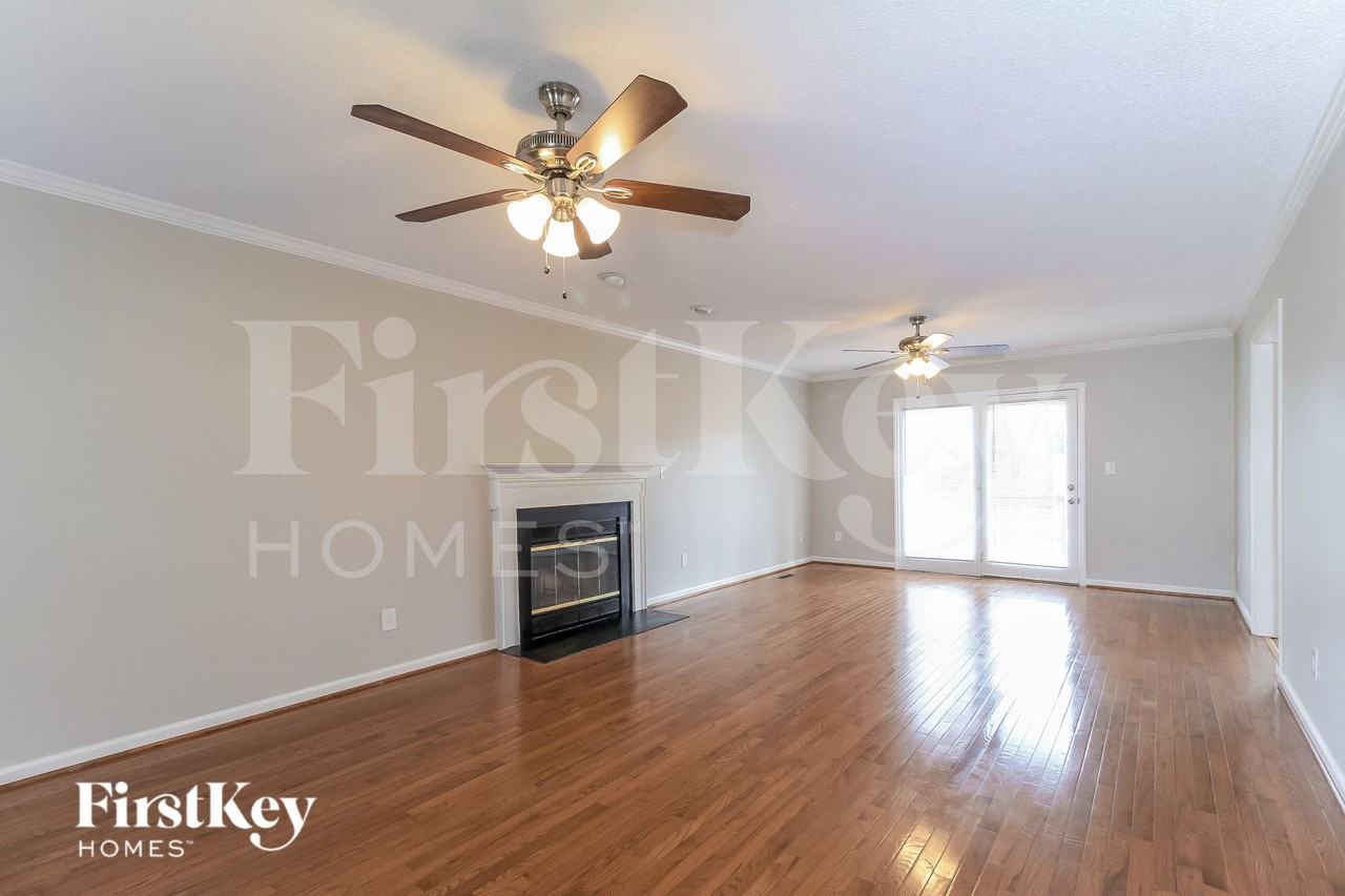 3110 Glenshire Dr - Photo 4 of 15