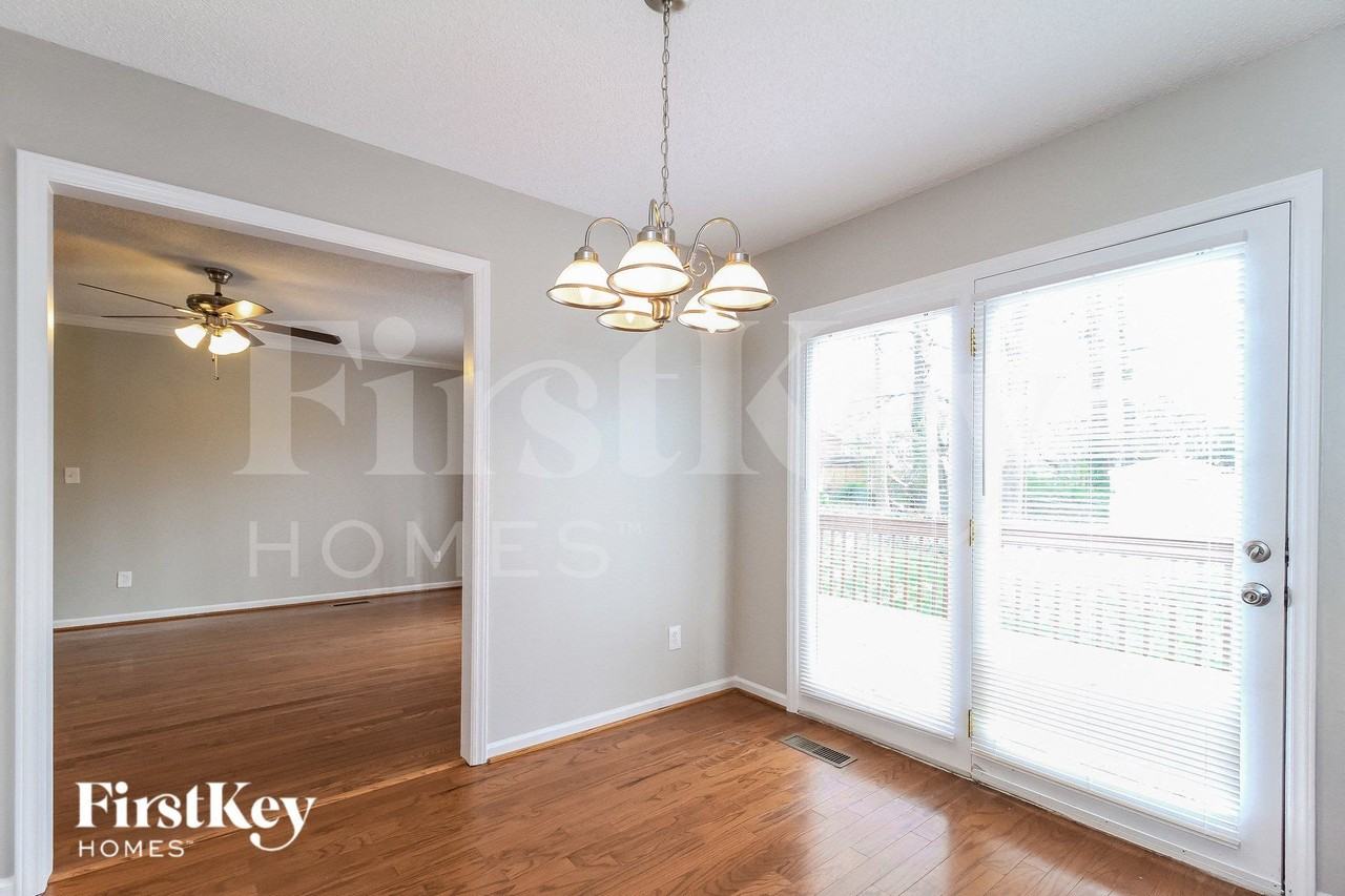 3110 Glenshire Dr - Photo 5 of 15