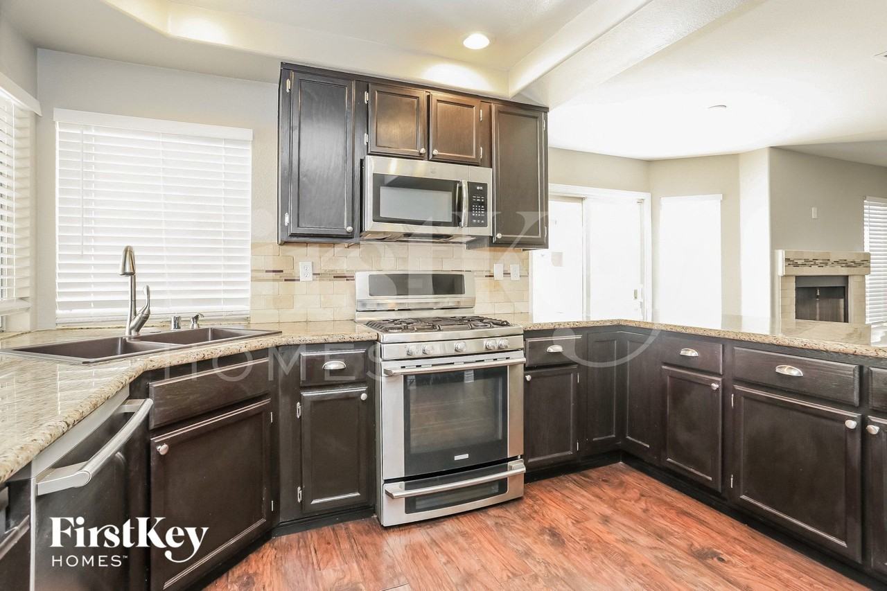 2328 Brighton Shore St - Photo 4 of 15