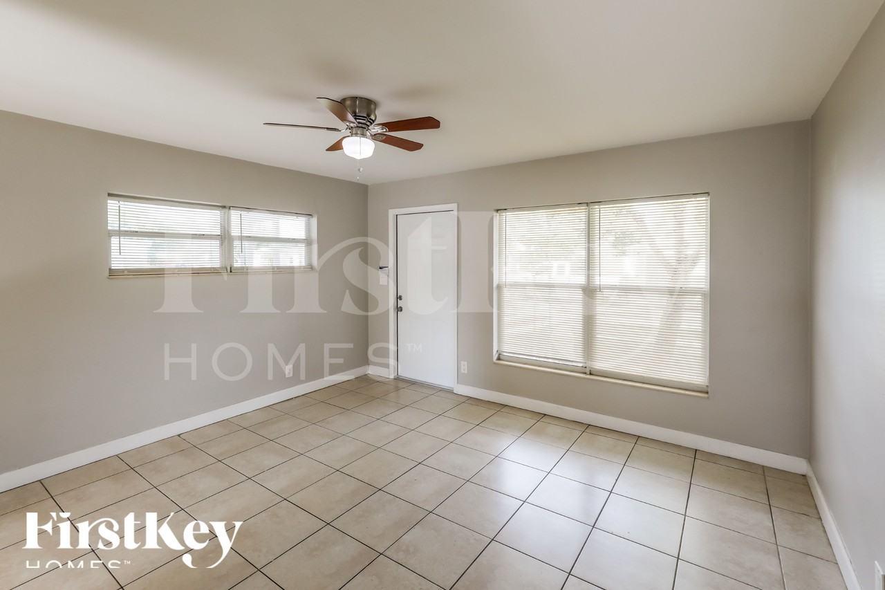 210 Nwst - Photo 2 of 18