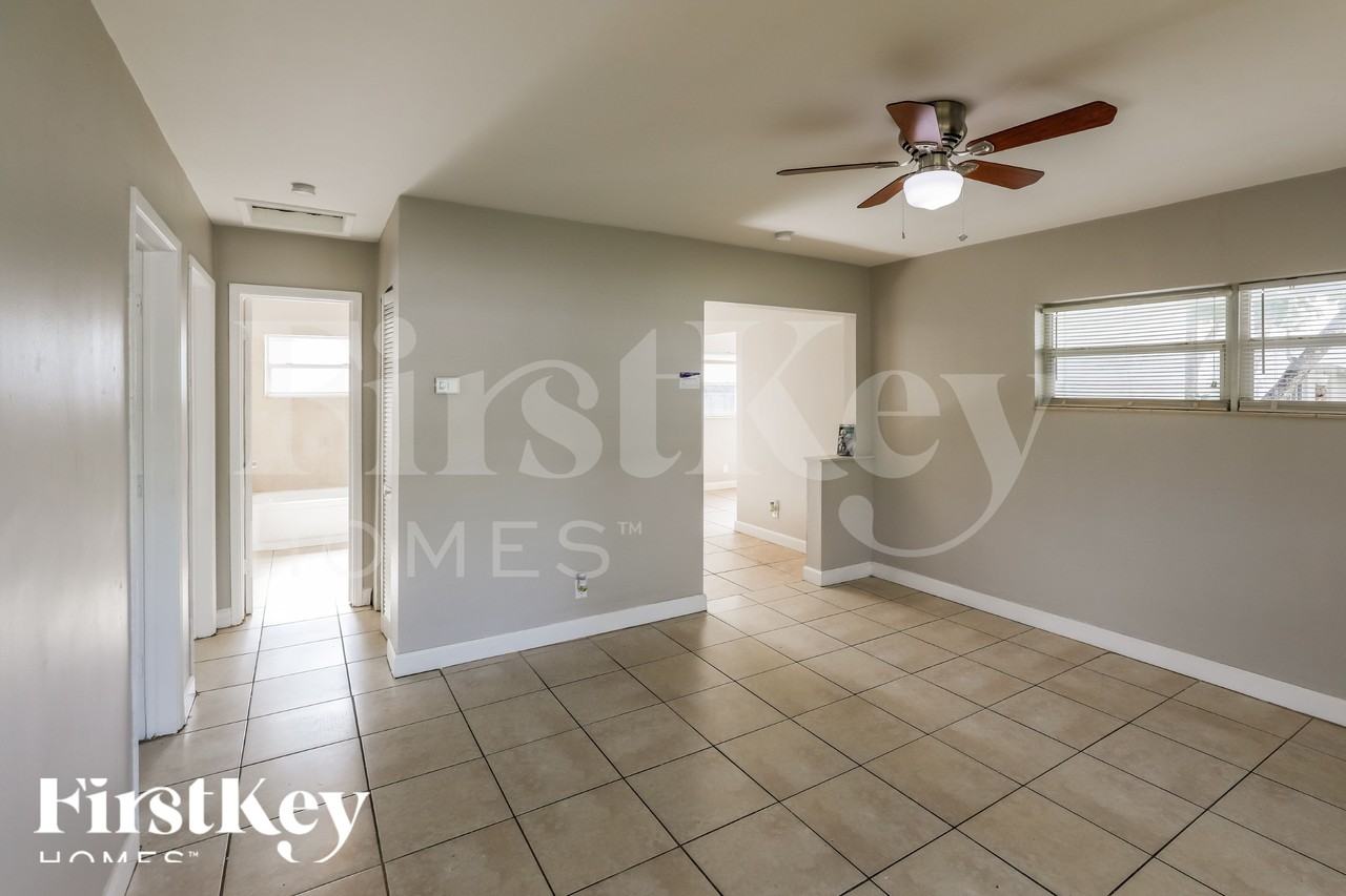 210 Nwst - Photo 3 of 18