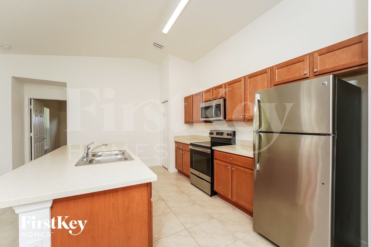 1481 Sw Kamchatka Ave - Photo 4 of 15