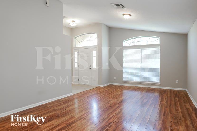 1460 Greenway Pl - Photo 3 of 15