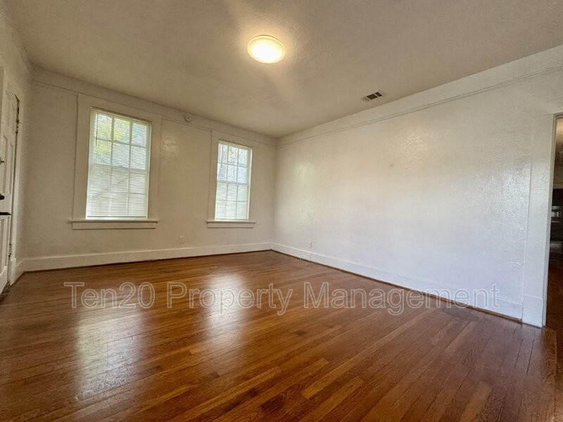 1219 Owsley Ave - Photo 2 of 10