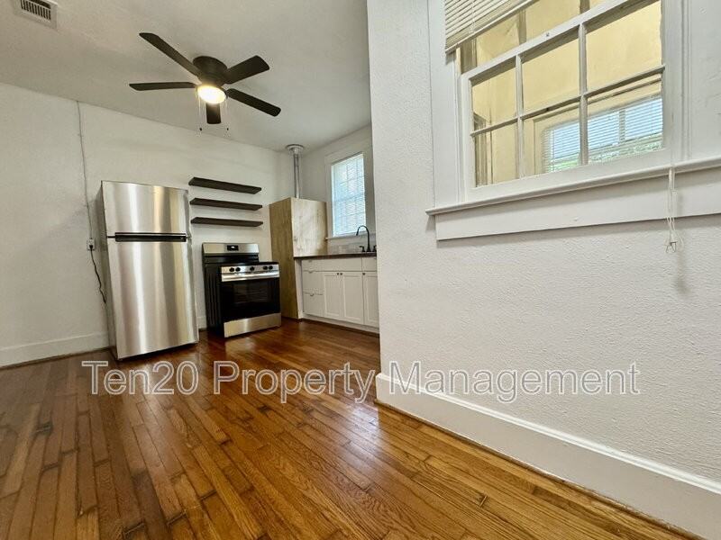 1219 Owsley Ave - Photo 5 of 10