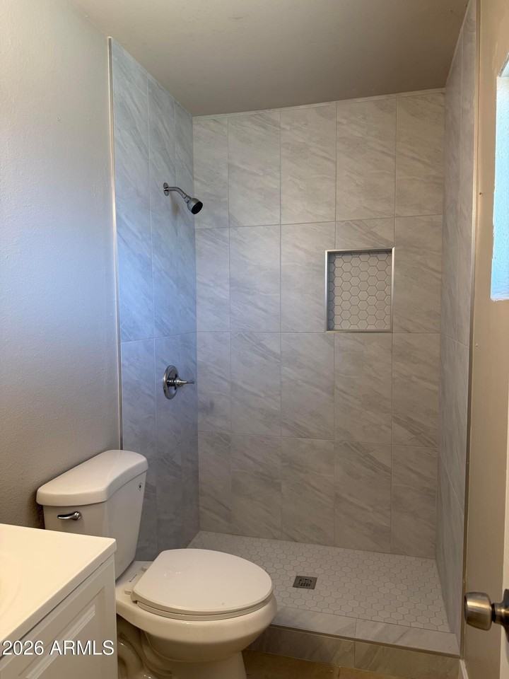 11446 N 33rd Ave - Photo 3 of 12