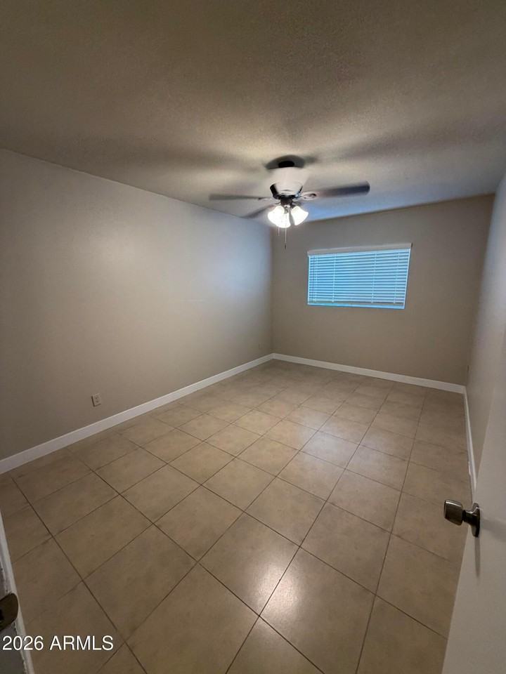 11446 N 33rd Ave - Photo 4 of 12