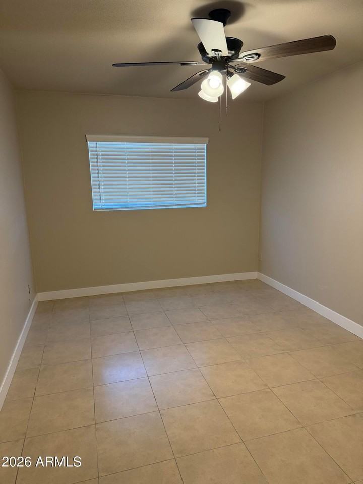 11446 N 33rd Ave - Photo 5 of 12