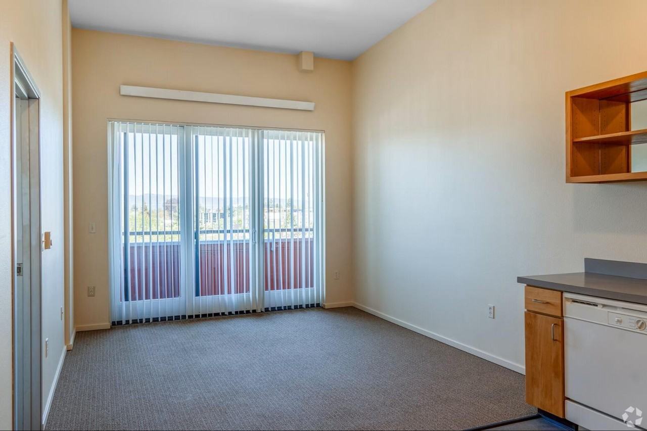 375 Ne Shaver St - Photo 3 of 6