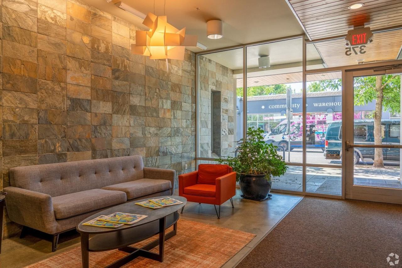 375 Ne Shaver St - Photo 5 of 6