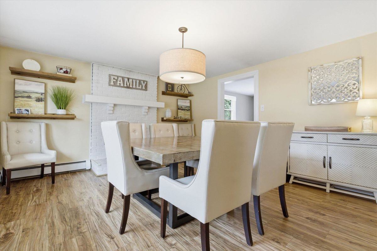 32 Edinburgh Dr - Photo 2 of 40