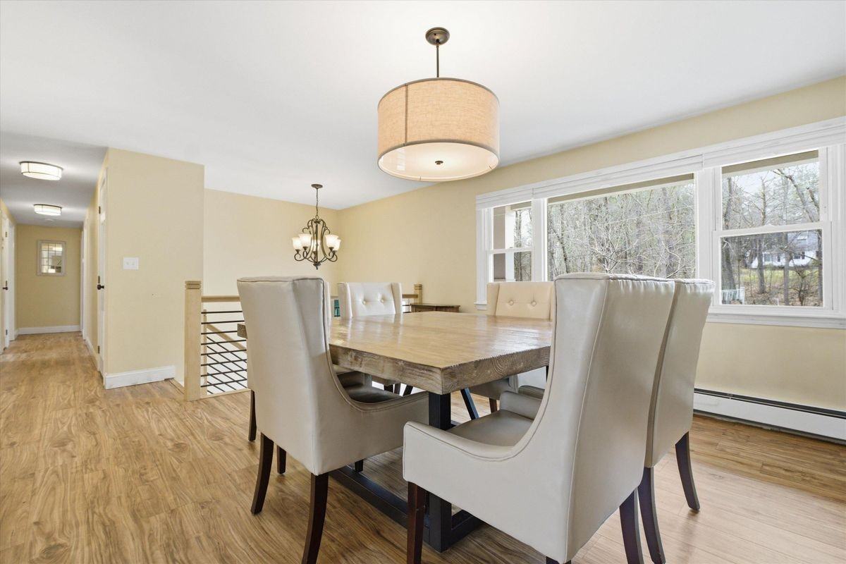 32 Edinburgh Dr - Photo 3 of 40