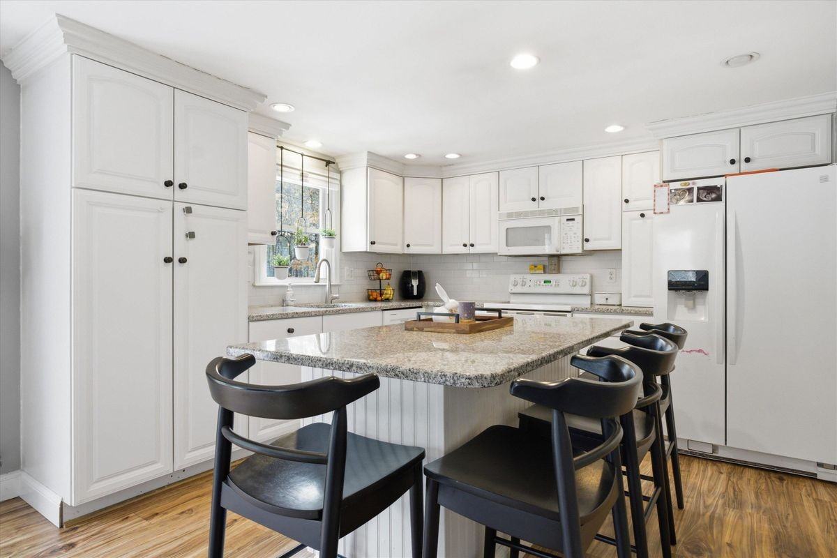 32 Edinburgh Dr - Photo 5 of 40