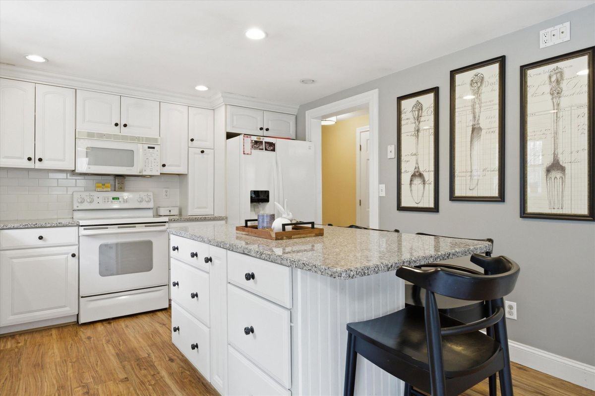 32 Edinburgh Dr - Photo 7 of 40