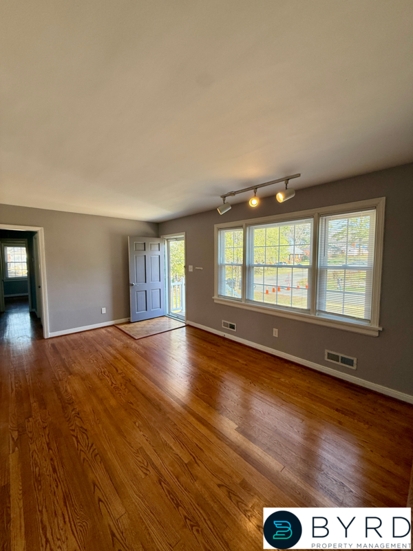 9023 Farmington Dr - Photo 5 of 26