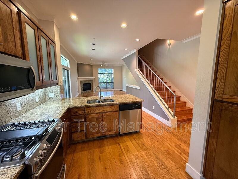 3204 Wycliff Ave - Photo 4 of 37