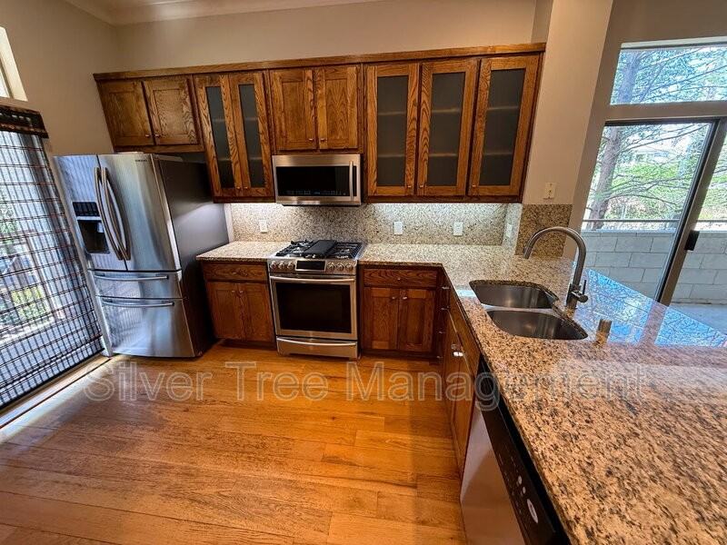 3204 Wycliff Ave - Photo 5 of 37