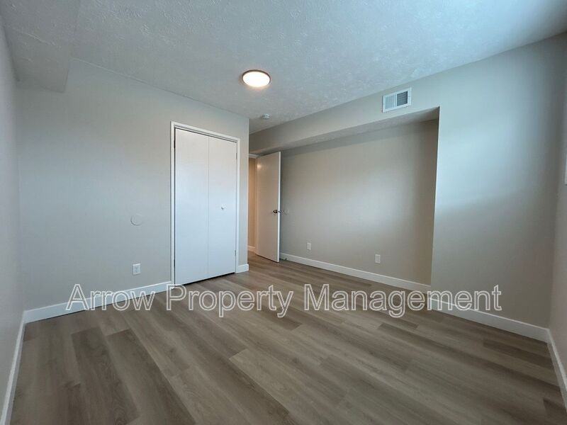 5703 S 14th St - Photo 4 of 7