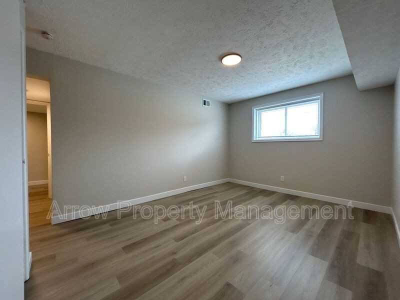 5703 S 14th St - Photo 5 of 7