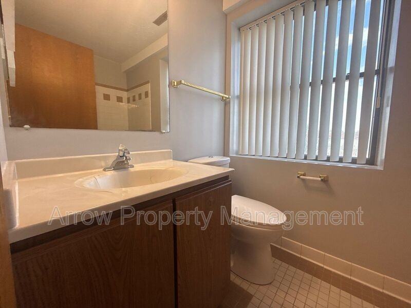 208 E 5th St - Photo 4 of 9