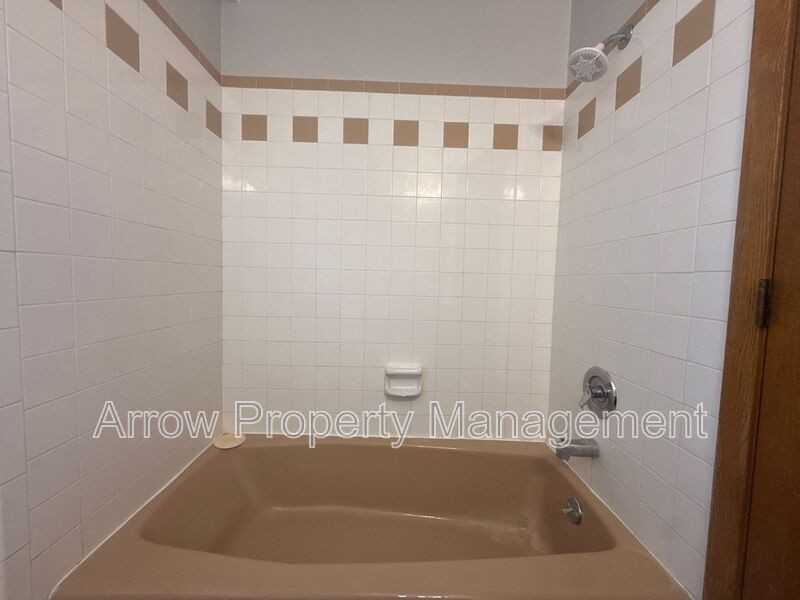 208 E 5th St - Photo 5 of 9