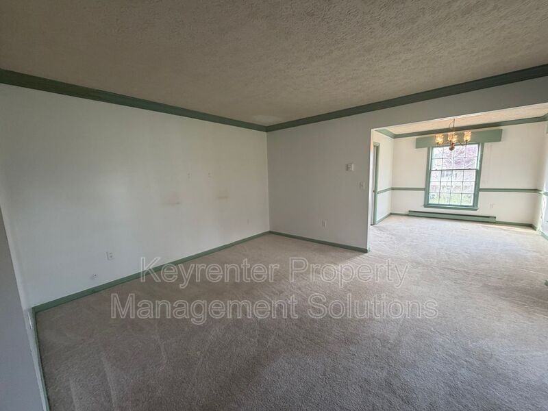 907 Ladd Rd - Photo 4 of 46