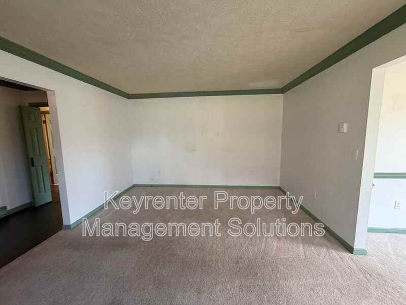 907 Ladd Rd - Photo 6 of 46