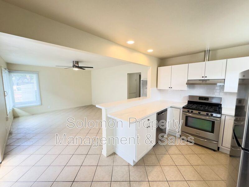 515 N Ditmar St - Photo 2 of 13