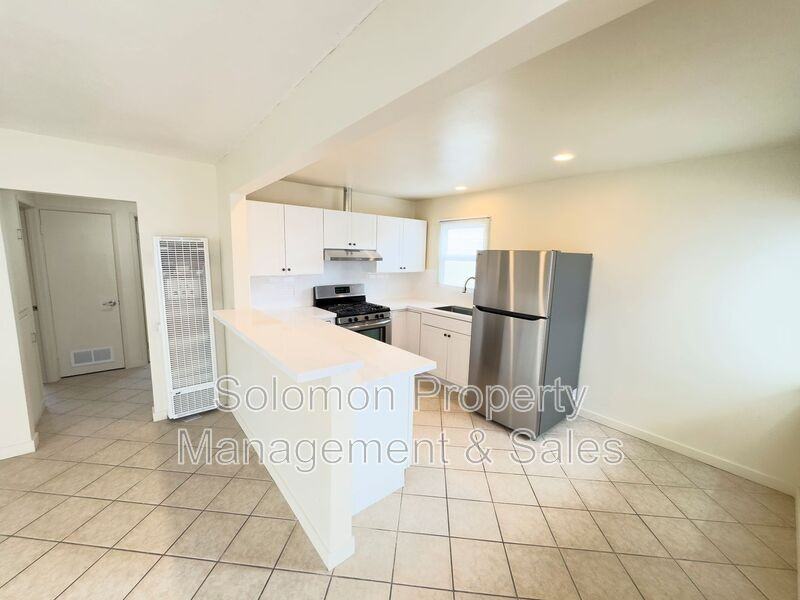 515 N Ditmar St - Photo 4 of 13