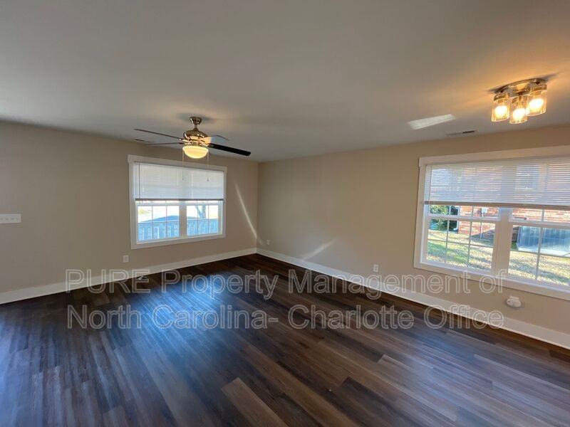 1402 Martin Luther King Ave #B - Photo 4 of 12