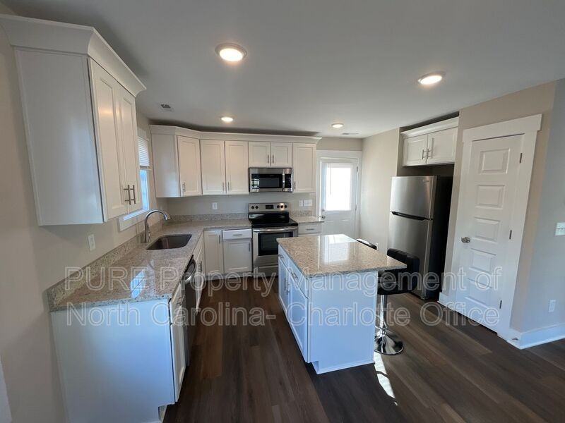 1402 Martin Luther King Ave #B - Photo 3 of 13