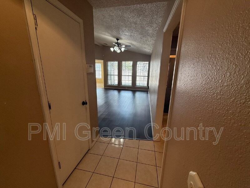 1608 W Fort Worth St - Photo 3 of 21